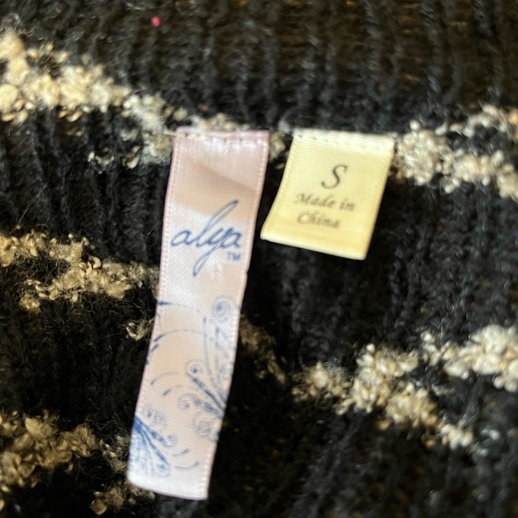 Alya from Francesca’s Western Motif Open Front Cardigan - Picture 2 of 10